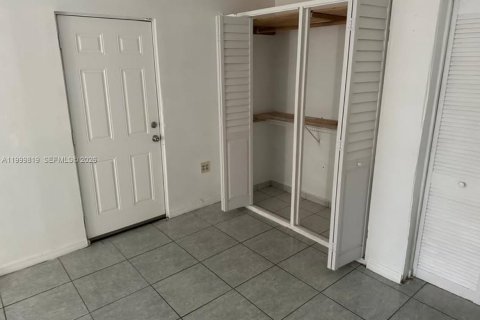 Casa en venta en Miami, Florida, 6 dormitorios, 226.68 m2 № 2170107 - foto 10