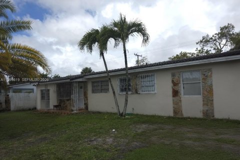 Casa en venta en Miami, Florida, 6 dormitorios, 226.68 m2 № 2170107 - foto 13