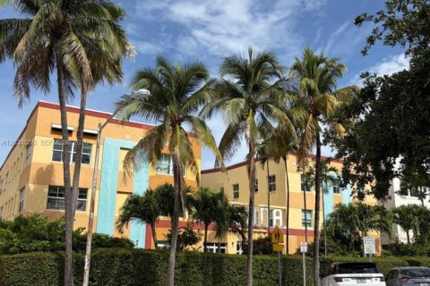 Condominio en Miami Beach, Florida, 1 dormitorio  № 2258036