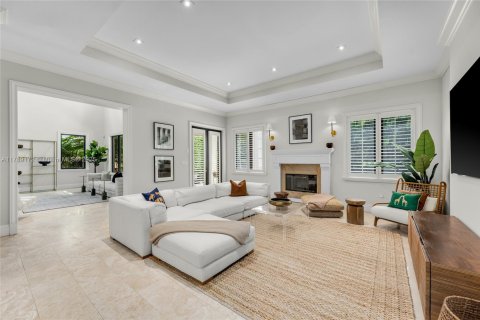 House in Miami, Florida 5 bedrooms, 427.54 sq.m. № 1782065 - photo 13