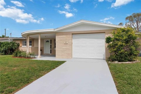 House in Holiday, Florida 2 bedrooms, 103.68 sq.m. № 2284467