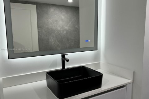 Condo in Aventura, Florida, 2 bedrooms  № 2013221 - photo 19