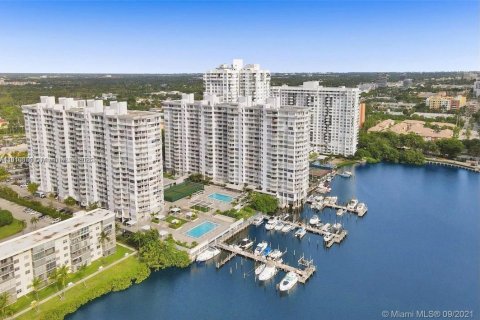Condo in Aventura, Florida, 2 bedrooms  № 2013221 - photo 2