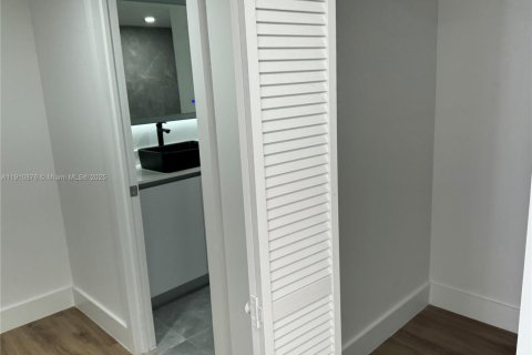Condo in Aventura, Florida, 2 bedrooms  № 2013221 - photo 18