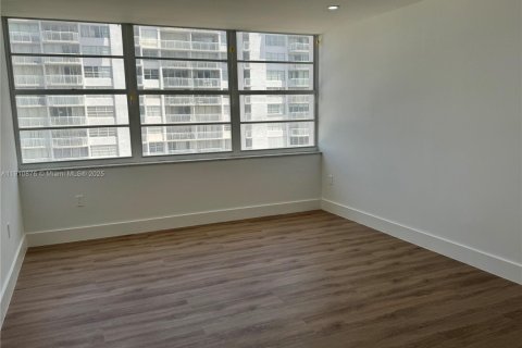 Condo in Aventura, Florida, 2 bedrooms  № 2013221 - photo 17