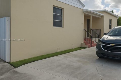 Villa ou maison à vendre à Miami, Floride: 4 chambres, 201.88 m2 № 1950471 - photo 3