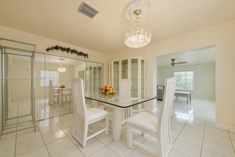 Villa ou maison à vendre à Miami, Floride: 4 chambres, 201.88 m2 № 1950471 - photo 10