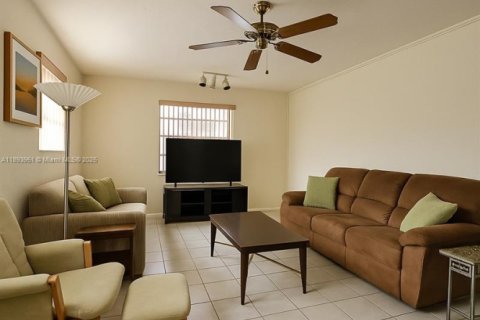 Villa ou maison à vendre à Miami, Floride: 4 chambres, 201.88 m2 № 1950471 - photo 6