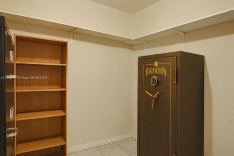 Villa ou maison à vendre à Miami, Floride: 4 chambres, 201.88 m2 № 1950471 - photo 25