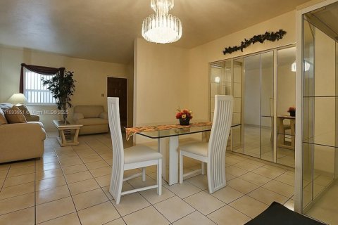 Villa ou maison à vendre à Miami, Floride: 4 chambres, 201.88 m2 № 1950471 - photo 9