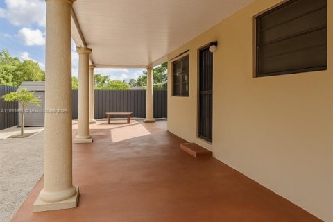 Villa ou maison à vendre à Miami, Floride: 4 chambres, 201.88 m2 № 1950471 - photo 29