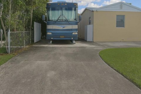 Villa ou maison à vendre à Miami, Floride: 4 chambres, 201.88 m2 № 1950471 - photo 4