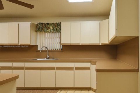 Villa ou maison à vendre à Miami, Floride: 4 chambres, 201.88 m2 № 1950471 - photo 14