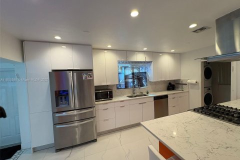 House in Dania Beach, Florida 2 bedrooms, 135.54 sq.m. № 1686153 - photo 21