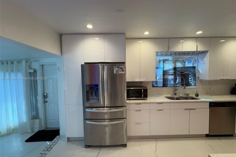 House in Dania Beach, Florida 2 bedrooms, 135.54 sq.m. № 1686153 - photo 30