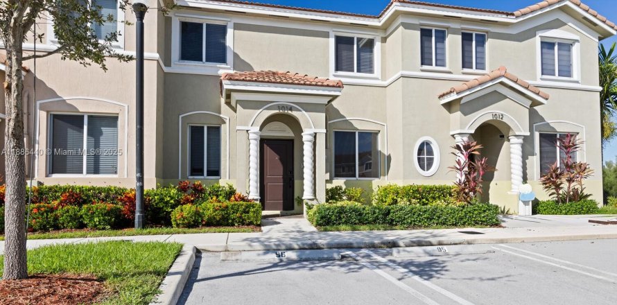 Adosado en Homestead, Florida 3 dormitorios, 120.96 m2 № 2054667