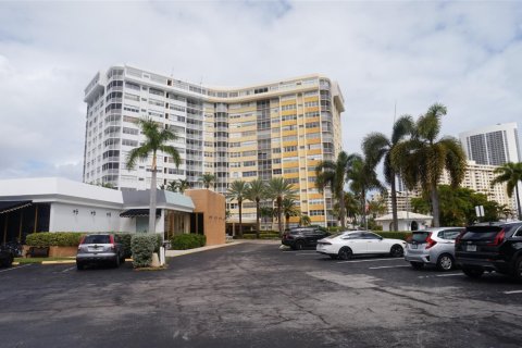 Condo in Hallandale Beach, Florida, 2 bedrooms  № 736512 - photo 1