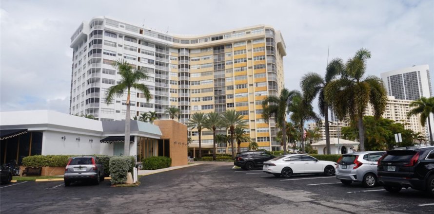 Condo in Hallandale Beach, Florida, 2 bedrooms  № 736512