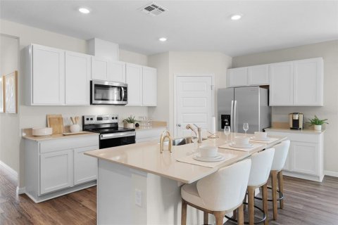 House in Lakeland, Florida 5 bedrooms, 192.96 sq.m. № 2210060 - photo 3