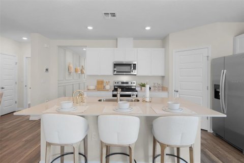 House in Lakeland, Florida 5 bedrooms, 192.96 sq.m. № 2210060 - photo 6