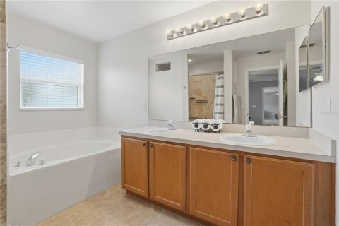 House in Orlando, Florida 4 bedrooms, 205.13 sq.m. № 2221952 - photo 21