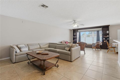 House in Orlando, Florida 4 bedrooms, 205.13 sq.m. № 2221952 - photo 7