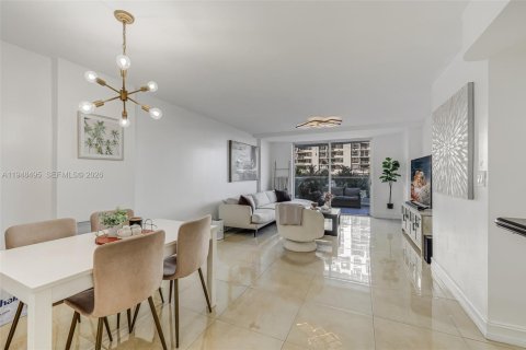 Купить кондоминиум в Майами, Флорида 1 спальня, 68.28м2, № 2054547 - фото 2