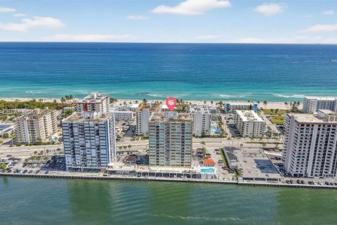 Кондоминиум с 2 спальнями в Холливуд, Флорида № 2050281