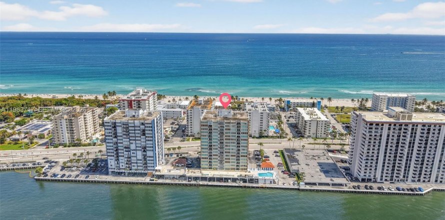 Кондоминиум с 2 спальнями в Холливуд, Флорида № 2050281