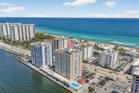 Купить кондоминиум в Холливуд, Флорида 2 спальни, 96.71м2, № 2050281 - фото 3