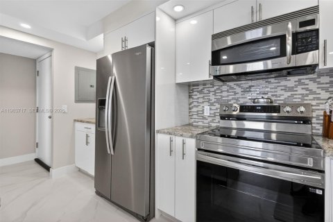 Купить кондоминиум в Холливуд, Флорида 2 спальни, 96.71м2, № 2050281 - фото 13