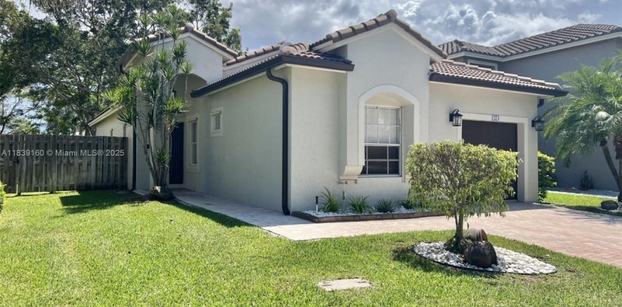 House in Pembroke Pines, Florida 4 bedrooms, 141.77 sq.m. № 1827582