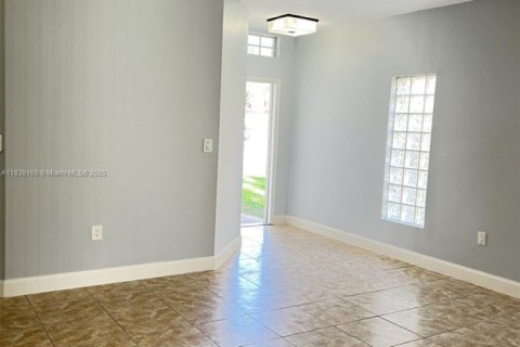 Villa ou maison à louer à Pembroke Pines, Floride: 4 chambres, 141.77 m2 № 1827582 - photo 3