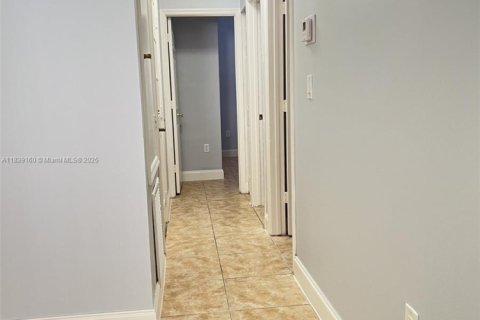 Villa ou maison à louer à Pembroke Pines, Floride: 4 chambres, 141.77 m2 № 1827582 - photo 4