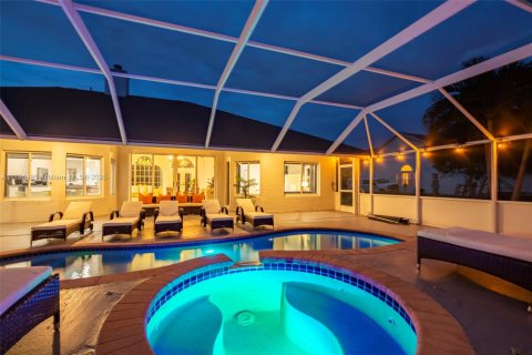 House in West Palm Beach, Florida 8 bedrooms, 338.07 sq.m. № 1861440 - photo 2