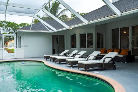 House in West Palm Beach, Florida 8 bedrooms, 338.07 sq.m. № 1861440 - photo 12