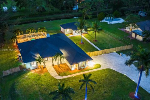 House in West Palm Beach, Florida 8 bedrooms, 338.07 sq.m. № 1861440 - photo 1