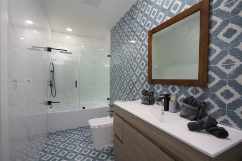 House in West Palm Beach, Florida 8 bedrooms, 338.07 sq.m. № 1861440 - photo 17