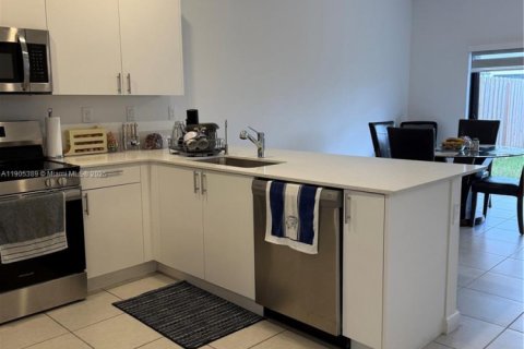 Touwnhouse à louer à Miami, Floride: 3 chambres, 157.47 m2 № 1956808 - photo 2