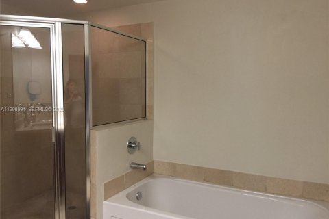 Condo in Miami, Florida, 2 bedrooms  № 2060951 - photo 20