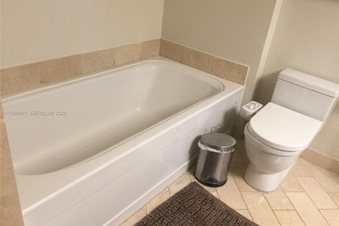 Condo in Miami, Florida, 2 bedrooms  № 2060951 - photo 19