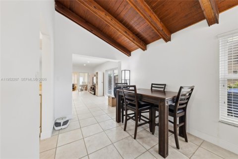 Villa ou maison à vendre à Miami, Floride: 4 chambres, 218.78 m2 № 2008862 - photo 5