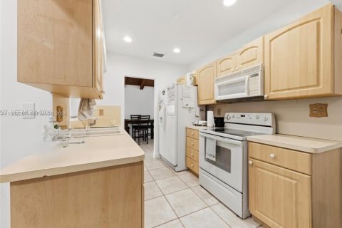 Villa ou maison à vendre à Miami, Floride: 4 chambres, 218.78 m2 № 2008862 - photo 8