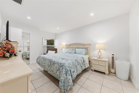 Villa ou maison à vendre à Miami, Floride: 4 chambres, 218.78 m2 № 2008862 - photo 17