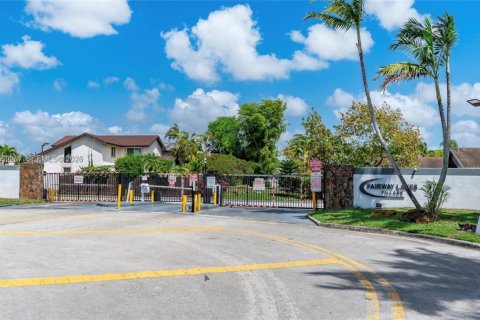 Villa ou maison à vendre à Miami, Floride: 4 chambres, 218.78 m2 № 2008862 - photo 3