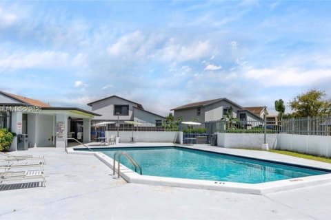 Villa ou maison à vendre à Miami, Floride: 4 chambres, 218.78 m2 № 2008862 - photo 20