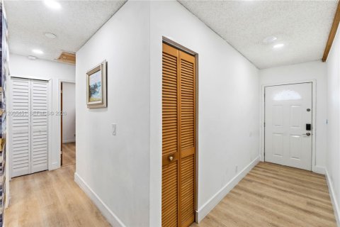 House in Sunrise, Florida 4 bedrooms № 2070450 - photo 24