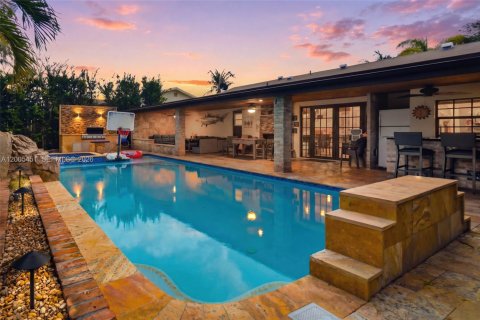 House in Sunrise, Florida 4 bedrooms № 2070450