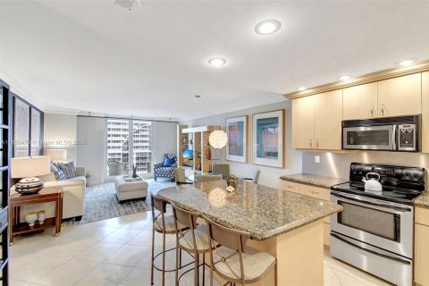 Condominio en alquiler en Fort Lauderdale, Florida, 1 dormitorio, 76.09 m2 № 1883790 - foto 10