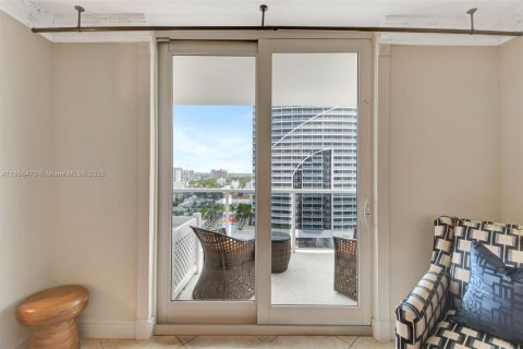Condominio en alquiler en Fort Lauderdale, Florida, 1 dormitorio, 76.09 m2 № 1883790 - foto 15